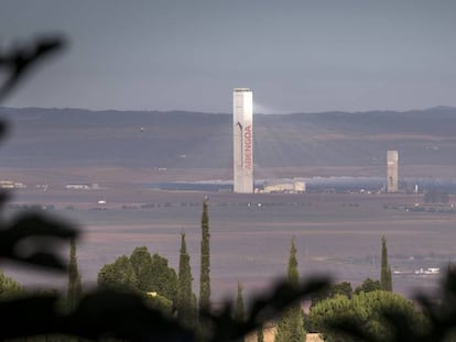 Una de las Torres de la Plataforma solar Solúcar, 