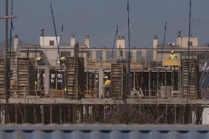Obreros trabajando a pleno sol en la construcción de un edificio de viviendas en Bormujos, Sevilla.