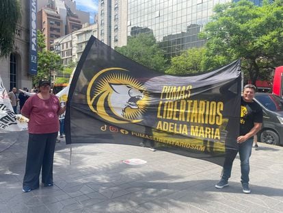 Integrantes de la agrupación "Pumas Libertarios", este jueves en la ciudad de Córdoba en la previa del cierre de campaña de Javier Milei.