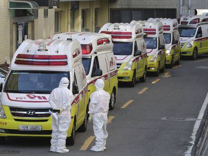 Ambulancias con pacientes contagiados de coronavirus llegan a un hospital en Daegu, Corea del Sur. 