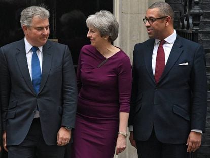 La primera ministra brit&aacute;nica, Theresa May (c), posa junto a los reci&eacute;n elegidos presidente del Partido Conservador, Brandon Lewis (i) y vicepresidente del partido, James Cleverly (d),este lunes en Londres.