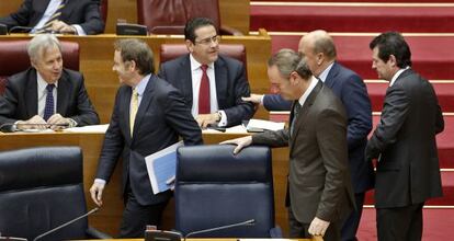 Fabra entra al hemiciclo de las Cortes acompañado de su equipo económico.