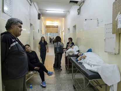 Pacientes atendidos en los pasillos del hospital Lucio Meléndez de Adrogué.