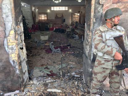Abdul Razaq Sheema precisó que los dos atacantes irrumpieron en la iglesia metodista Bethel Memorial, en la plaza Imdad de Quetta, durante el servicio religioso dominical. En la imagen, interior de la iglesia vigilada por un agente de seguridad.