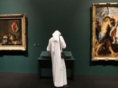 Un visitante observa varios cuadros de la colecci&oacute;n permanente que alojar&aacute; el futuro museo Louvre Abu Dabi.