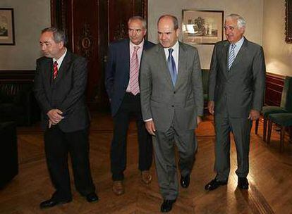 Manuel Chaves, en una reunión con Santiago Herrero y los secretarios andaluces de UGT y CC OO.