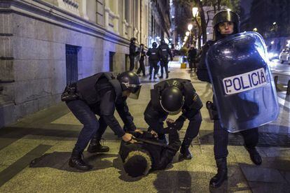 Manifestación en Madrid en apoyo a los vecinos del barrio del Gamonal en Burgos. En la imagen, la policía detiene a una persona durante la protesta, 15 de enero de 2014.