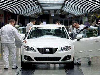 Varios operarios de la factoría automovilística Seat trabajan en la cadena de montaje. 