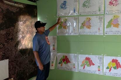 Dairo Urán, trabaja con los mapas desarrollados por la comunidad donde se caracteriza e identifican toda la población del sector comuna 8 Medellín