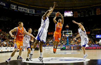 Cook lanza a canasta.