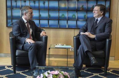 El presidente de la Comisión Europea, José Manuel Durao Barroso, conversa con el lehendakari, Iñigo Urkullu, durante su reunión en la sede de la CE en Bruselas.