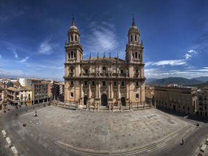 Catedral de la Asunción de Jaén y plaza restaurada por Salvador Pérez Arroyo.