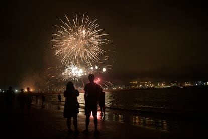 Fuegos artificiales en la playa de Poniente, Gijón, para festejar la Noche de San Juan. 