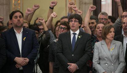 Junqueras, Puigdemont y Forcadell tras la proclamación de la república en 2017.