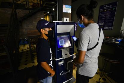 Un cajero que entrega efectivo a cambio de bitcoins, en el centro histórico de San Salvador.