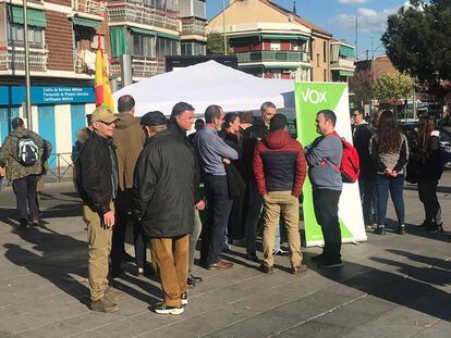 La caseta atacada que Vox ha instalado este jueves en Vallecas.