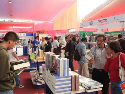 La gente hojea libros en la del Libro de Lima 