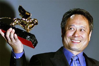 El realizador Ang Lee alza con orgullo su galardón durante la gala de entrega de premios de la Mostra de Venecia.