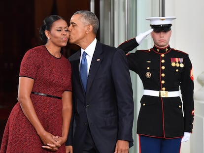 Barack Obama besa a su esposa Michelle Obama a las puertas de la Casa Blanca, en enero de 2017.