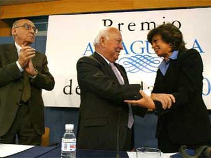 Laura Restrepo recibe el Premio Alfaguara de manos de Jesús de Polanco y el presidente del jurado, José Saramago.