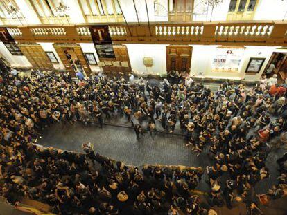 Protesta del món de la cultura davant el teatre Talia, a València, el passat novembre.