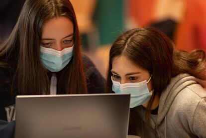La Fundación la Caixa abre un nuevo programa de becas para estudiantes excelentes con escasos recursos económicos que deseen cursar por primera vez estudios de grado en universidades u otros centros públicos de enseñanza superior en España.