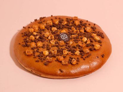 La coca de Sant Joan de chocolate de la pastelería Brunells de Barcelona.