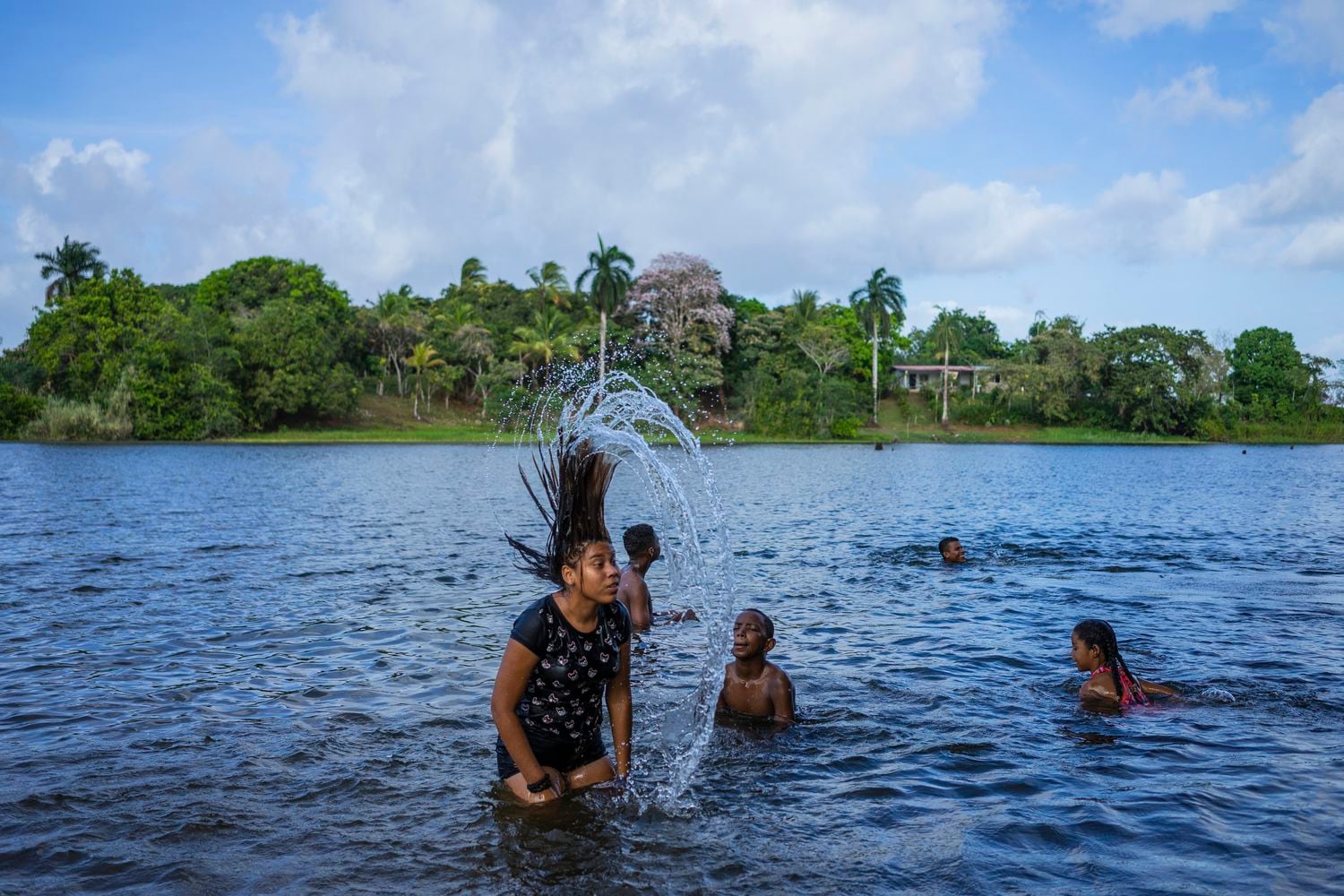 Un grupo de niños se bañan en el Lago Gatún.