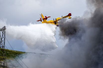 Un avi&oacute;n de los servicios de emergencias en labores de extinci&oacute;n del incendio producido hoy en el cementerio de neum&aacute;ticos de Sese&ntilde;a (Toledo), un tercio del cual se encuentra en el t&eacute;rmino municipal de Valdemoro (Madrid) y que acumula miles de toneladas de ruedas, lo que ha provocado que Castilla-La Mancha haya activado el nivel 1 del plan de emergencia por el humo. EFE/Ismael Herrero