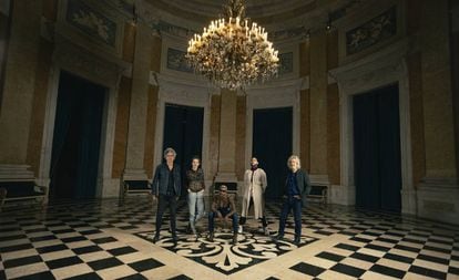 Desde la izquierda, los músicos Tó Trips, Luísa Sobral, Pongo, Conan Osiris y el fotógrafo Valter Vinagre, la semana pasada en el Palacio Nacional de Ajuda (Lisboa).