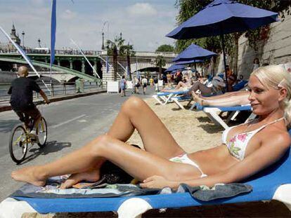 Una mujer en la playa urbana de París.