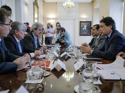 Reuni&oacute;n en el Consejo de Madrid el 8 de julio de 2014. A la izquierda en la mesa, Jaime Cedr&uacute;n, Arturo Fern&aacute;ndez (CEIM) y Jos&eacute; Ricardo Mart&iacute;nez (UGT). Y a la derecha, el presidente regional Ignacio Gonz&aacute;lez y el consejero de Presidencia Salvador Victoria.