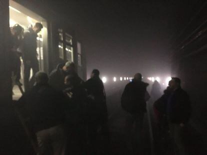 Diversos passatgers evacuen un vagó de metro a les estacions de metro Arts-Lois i Malbeek en Brussel·les (Bèlgica) després d'una explosió a l'estació de Malbeek. . 

