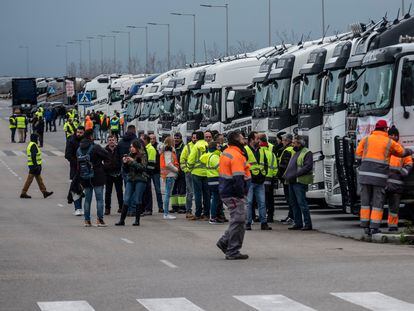 Camioneros durante la concentración frente al estadio Wanda Metropolitano, este jueves en Madrid.