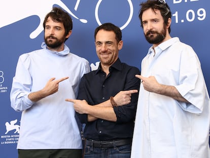 Los gemelos Damiano (izquierda) y Fabio D'Innocenzo, con el actor Elio Germano, antes de la proyección de 'America Latina'.