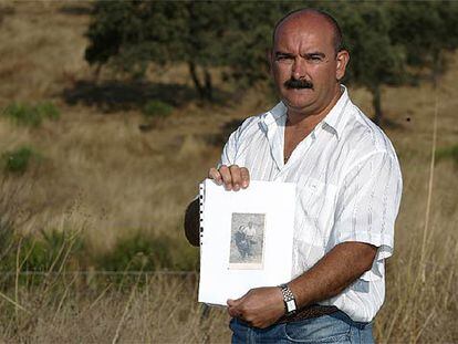 Pereira, con la foto de su abuelo, en la finca donde lo mataron.