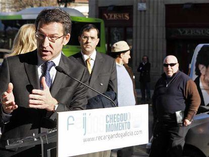 El candidato del PP, Alberto Núñez Feijóo, ayer en su intervención desde un estrado situado en una calle de Vigo.