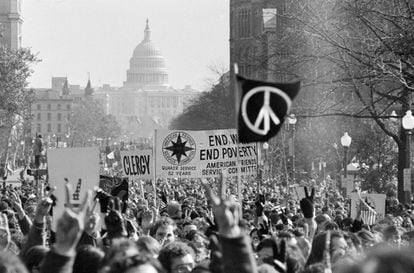El 15 de noviembre de 1969 aproximadamente 500 000 personas participaron en una gran manifestación en Washington contra la Guerra de Vietnam. Las protestas fueron organizadas con el fin de exigir una vez más la retirada inmediata de las tropas americanas.