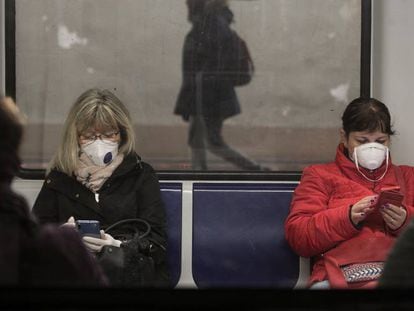 Dos mujeres con mascarilla en el metro de Barcelona.