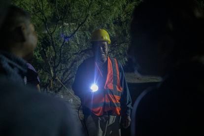 Uno de los voluntarios de los equipos de rescate que buscan a los 10 mineros atrapados en un pozo de carbón en Coahuila.