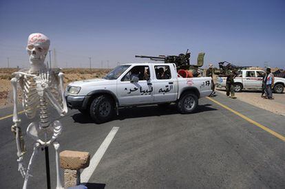 Un esqueleto de plástico, en un control rebelde en Umm Qandil, al este de Sirte.