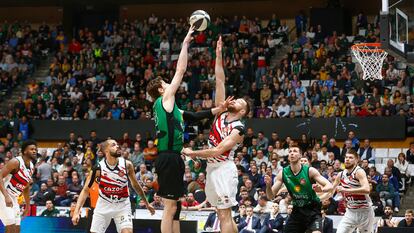 Tomic, ante Costello. ACB MEDIA