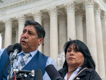 Jose Hernandez y Beatriz Gonzalez, padrastro y madre de Nohemi Gonzalez, en el Tribunal Supremo de Estados Unidos, en Washington (EE UU).