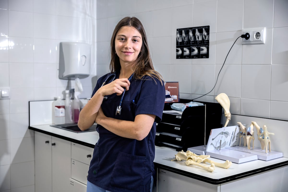 La precariedad laboral se ceba con los veterinarios más jóvenes: “Trabajo 12 horas al día por 900 euros” | Educación
