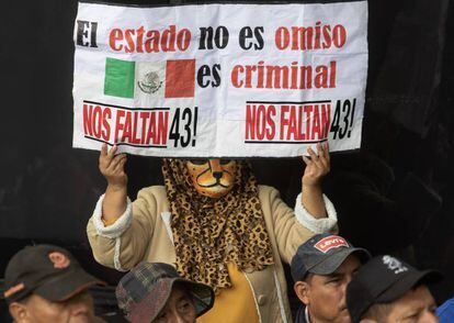Familiares de los 43, este lunes en un protesta en la fiscalía, exigiendo que se nombre un fiscal para el caso.