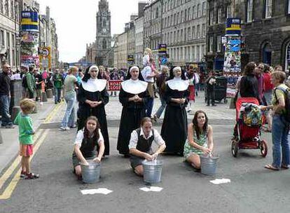 Actrices vestidas de monjas para la función &#39;Breaking the Pope&#39; anuncian el festival de teatro alternativo Fringe de Edimburgo.