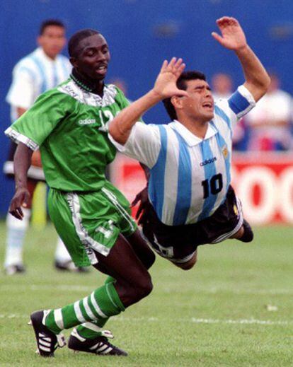 Maradona cae ante un rival en el Argentina-Nigeria de 1994.