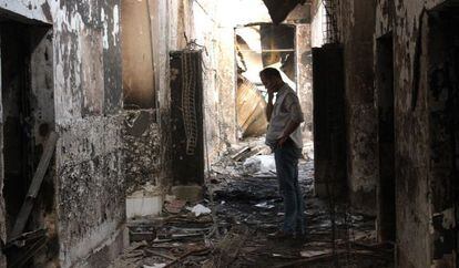 Un empleado de MSF mira los restos del hospital bombardeado, el d&iacute;a 16.