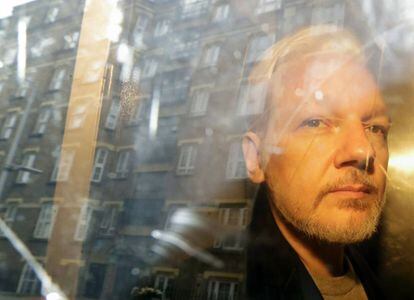 Después de permanecer siete años en la Embajada de Ecuador en Londres, Julian Assange, cofundador de Wikileaks, perdió su condición de asilado. Salió arrestado por la policía británica y fue condenado a 50 semanas de prisión por violar su libertad condicional. En noviembre, Suecia archivó su acusación por violación, pero Estados Unidos sigue reclamando su extradición por filtrar información clasificada.