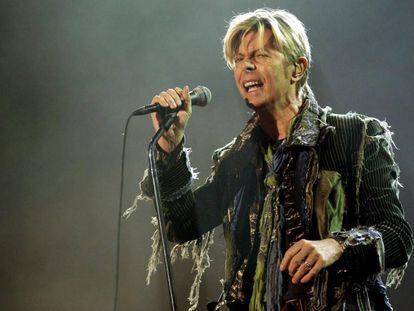 David Bowie actuando en el T&iacute;bet en 2004.